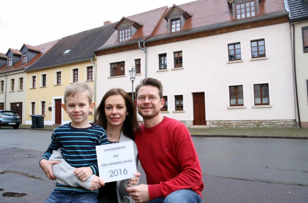 Vincent (von links), Annett und Rene Redlich haben das Haus an der Nicolaistraße 10 in der Talstadt saniert.