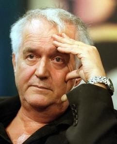 Der schwedische Schriftsteller Henning Mankell lieferte die Vorlage für das in Stuttgart aufgeführte Theaterstück «Dunkles Brot und tote Blumen». (Foto: dpa)