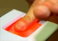 Ein elektronischer Fingerabdruck wird am Donnerstag (25.03.2004) im US-Konsulat in Berlin erstellt. Aufgrund der verschärften Sicherheitsvorkehrungen gegen die mögliche Einreise von Terroristen wird nun generell von Antragstellern für ein USA-Visum in Deutschland ein elektronischer Fingerabdruck verlangt. (Foto: dpa)