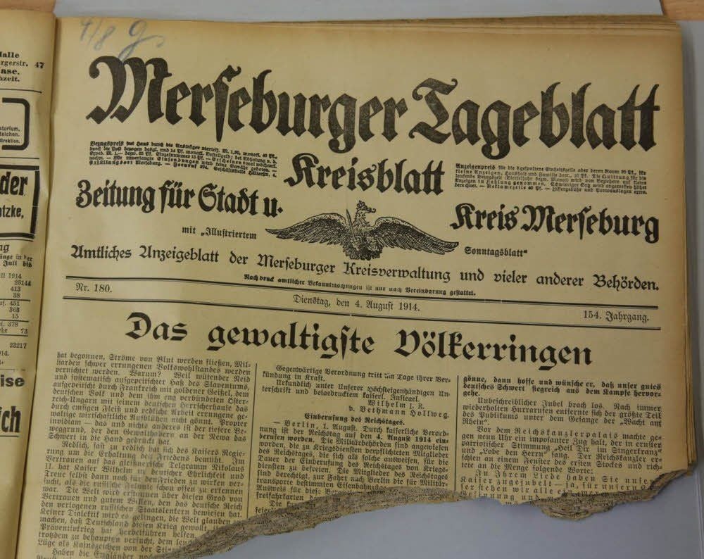 Im Merseburger Archiv lagern allerhand Fundstücke aus dem Ersten Weltkrieg. Zeitungen, Feldpostkarten der Soldaten und Militärausweise erzählen, wie ihn Merseburg erlebte.
