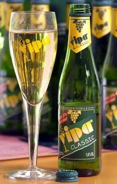 Ein Glas mit «Vipa» steht in der Hanse-Sektkellerei in Wismar neben einer geöffneten Flasche. 45 Jahre nach seiner Geburtsstunde taucht das ostdeutsche Sommer-Kultgetränk aus Kräutern, Tee, Wein und Sprudel im klassischen Outfit in den Supermarktregalen wieder auf. (Foto: dpa)