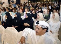 Kuwaiter während einer Wahlkampfveranstaltung in Kuwait City. Erstmals in der Geschichte des Landes dürfen auch Frauen wählen. (Foto: dpa)