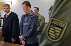 Der im Fall Mitja angeklagte Uwe K. steht neben seinem Anwalt Malte Heise (l.) vor Prozessbeginn im Landgericht Leipzig. (Foto: dpa)