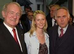 Sachsen-Anhalts Ministerpräsident Wolfgang Böhmer (r) und die Gebietsweinkönigin Saale-Unstrut, Melanie Boy, begrüßen am Mittwoch (02.04.2003) Bundespräsident Johannes Rau bei der Einweihung der Landesvertretung in Berlin. Als letztes Bundesland eröffnet Sachsen-Anhalt den mit 22 Millionen Euro sanierten und ausgebauten Altbau mit 28 Mitarbeitern. (Foto: dpa)