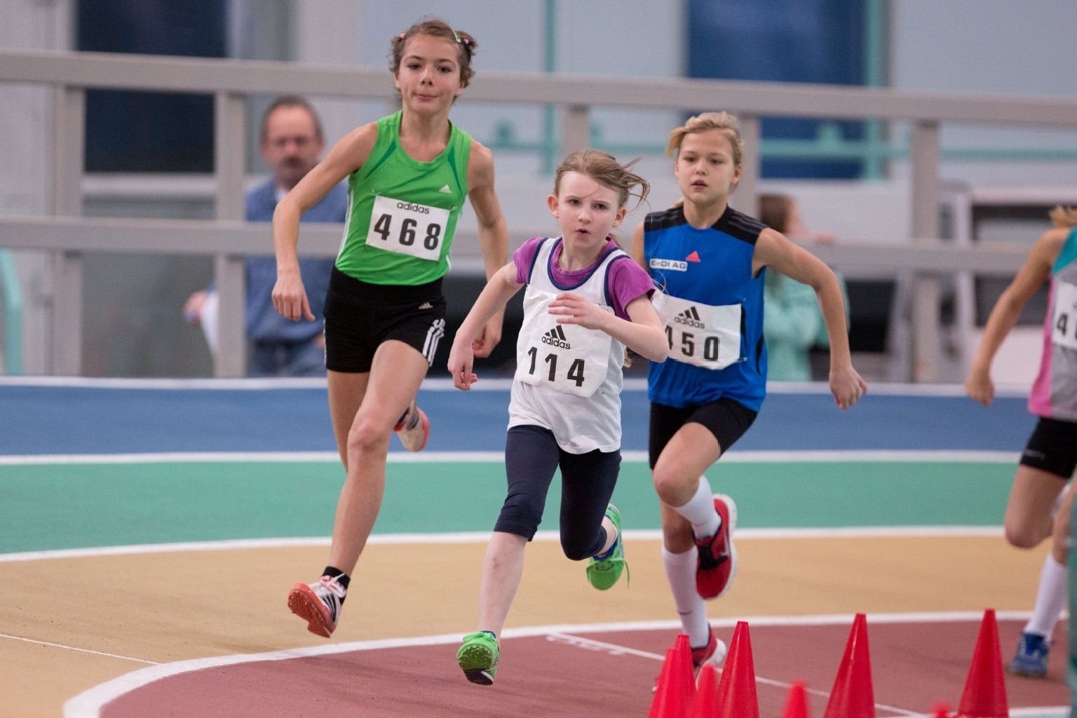 Stürmt mit ihrer Staffel der Bronzemedaille entgegen: Jessica Renz (Mitte) von der SSV Eintracht Naumburg bei den Hallen-Bezirksmeisterschaften in der halleschen Brandberge-Arena.