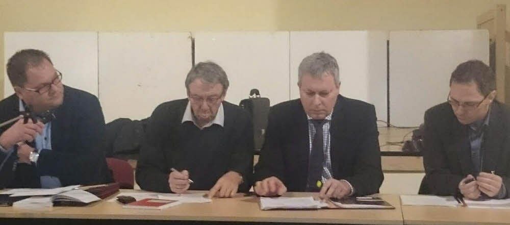 Danny Kavalier (l.) und Steffen Zwanzig (r.) halten nicht nur bei der letzten Verbandsversammlung in Walbeck Abstand.