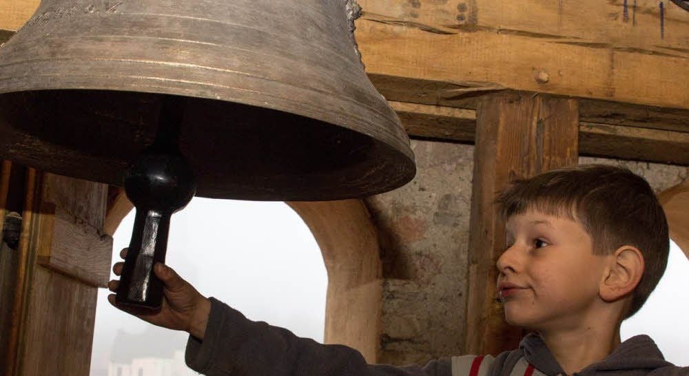 Der sechsjährige Peter Schmitt probiert die Glocke aus. Sie darf geläutet werden, aber nicht zu oft.