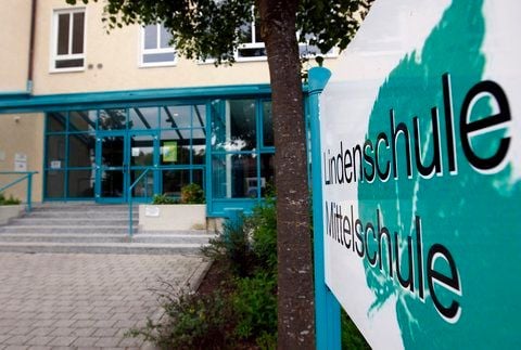 Ein Schild steht vor der Lindenschule Mittelschule in Memmingen (Bayern). (FOTO: REUTERS)