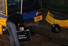 Ein Beamter der Spurensicherung untersucht eine Straßenbahn in Schkeuditz bei Leipzig, vor die sich der Tatverdächtige im Fall des neunjährigen Mitja am frühen Donnerstagmorgen (01.03.2007) geworfen hatte. (Foto: dpa)
