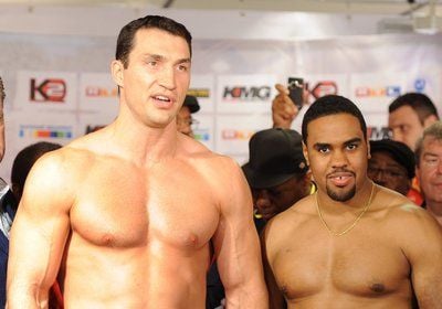 Box-Weltmeister Wladimir Klitschko (l.) aus der Ukraine und sein Herausforderer Eddie Chambers aus den USA posieren während des offiziellen Wiegens in Düsseldorf für die Fotografen. (FOTO: DPA)