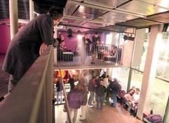 Neu in Stuttgarts Club-Landschaft: Im «Schocken» wird auf drei offenen Etagen alles geboten - von Designer-Theken über den Cocktail und das Rockkonzert bis hin zum Platten-Auflegen. (Foto: dpa)