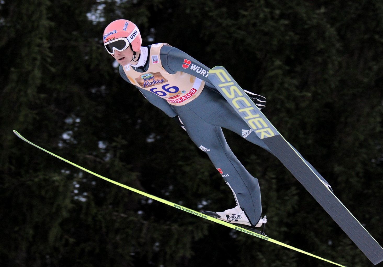 Severin Freund ist beim Weltcup in Engelberg gestürzt, blieb aber zum Glück unverletzt.