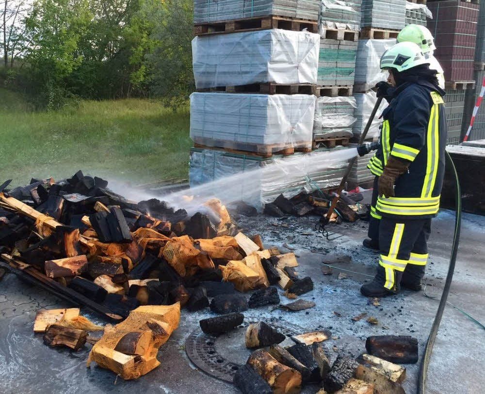 Der Holzstapel wurde bei dem Brand fast komplett zerstört.