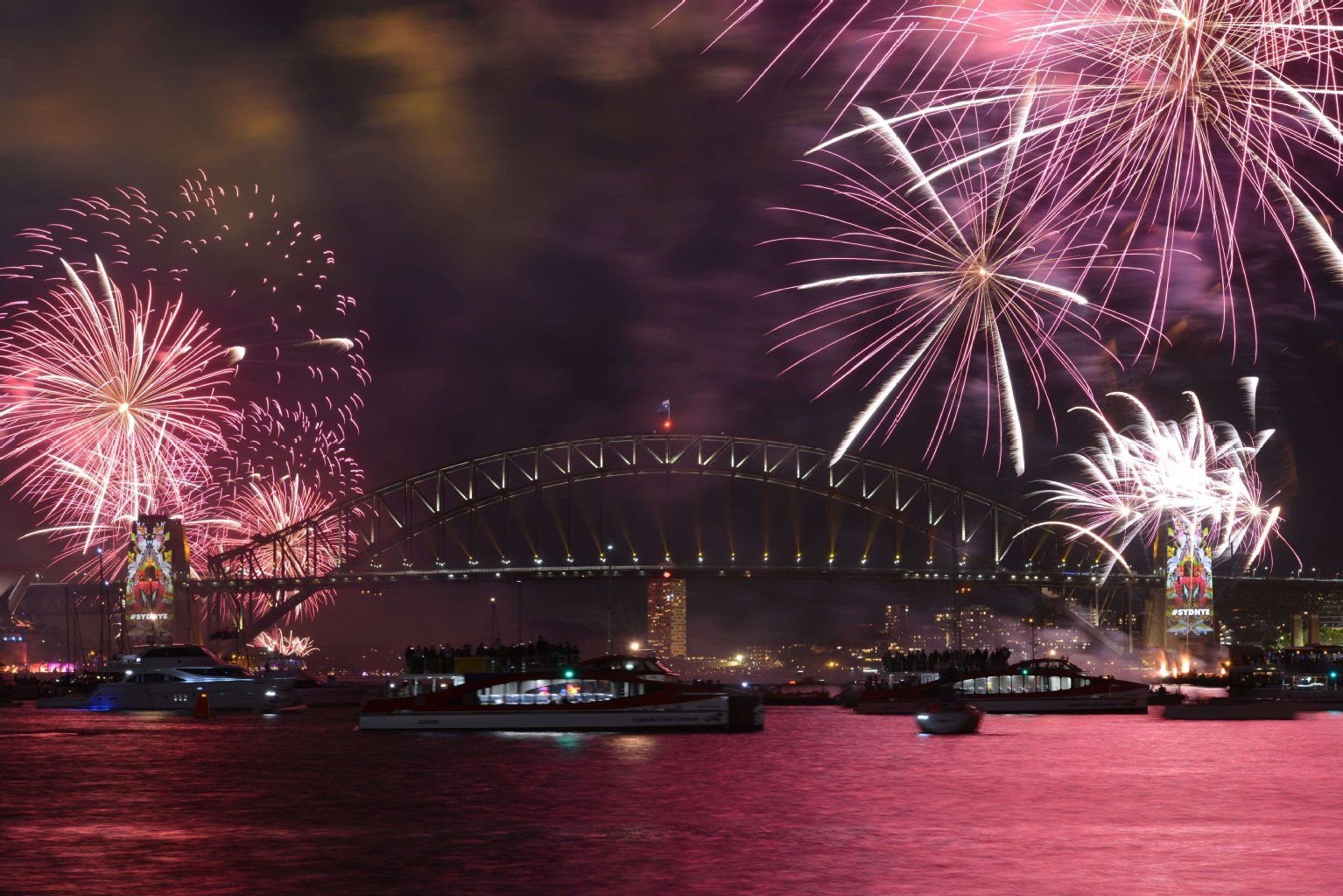Das neue Jahr wurde in Sydney traditionell mit einem großen Feuerwerk begangen.