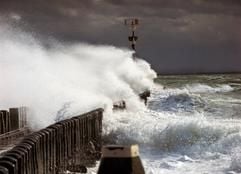 Die Macht des Wassers - Holland lebt nicht nur vom Wasser, sondern wird bei Sturmfluten auch durch die Nordsee gefährdet. (Foto: dpa)