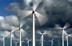 Rasant drehen sich die Rotorblätter der Windräder im Windenergiepark an der dänischen Nordseeküste bei Ringkoebing. (Foto: dpa)