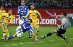 Der Schalker Lincoln erzielt das 1:1 gegen Georgi Petkov von Levski Sofia. (Foto: dpa)