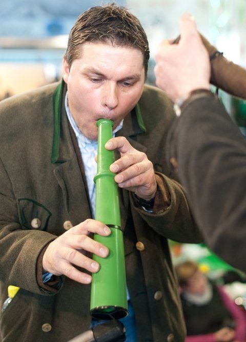 Der neue deutsche Meister Tasso Wolzenberg bläst bei der Deutschen Meisterschaft der Hirschrufer in Dortmund in sein Instrument, um die Schreie eines Hirsches nachzuahmen. (FOTO: DPA)