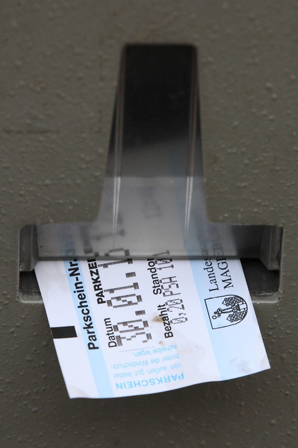 Ein Parkschein liegt in Magdeburg zur Entnahme aus einem Automat bereit.