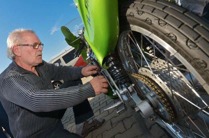 Manfred Fischer arbeitet an seinem Moped.
