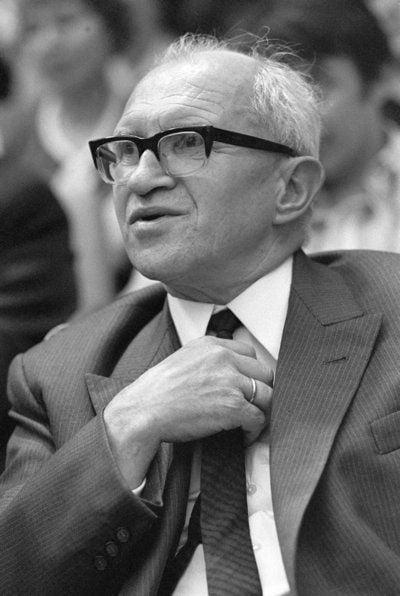 Der evangelische Theologe und Schriftsteller Helmut Gollwitzer, aufgenommen bei einer Veranstaltung gegen die Notstandsgesetzgebung in Frankfurt am Main im Mai 1968. (FOTO: ARCHIV)