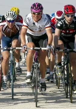 Lachend fährt der deutsche Radprofi Jan Ullrich vom Team Telekom am Dienstag (22.01.2002) im arabischen Emirat Katar auf der zweiten Etappe der "Katar-Rundfahrt" über 131 Kilometer von al Zubarah in die Hauptstadt Doha. Der Franzose Damien Nazon gewann den Tagesabschnitt im Massenspurt, Thorsten Wilhelms vom Team Coast belegte als bester Deutscher den dritten Platz. Der Schwede Magnus Backstedt führt die Gesamtwertung an. dpa
