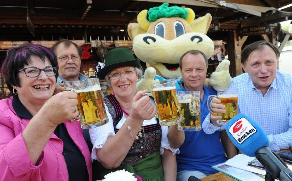 Ein Prost auf die Eisleber Wiese: Eislebens Oberbürgermesiterin Jutta Fischer (Mitte im Dirndl), Werner Meyer vom Schaustellerverband (r.) und Marktmeister Siegmund Michalski (2.v.r.) freuen sich auf die Wiese.