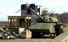 Blick auf ein altes Panzerfahrzeug und anderen Schrott aus DDR-Zeiten, der auf dem Gelände der 1996 gegründeten Gedenkstätte Deutsche Teilung an der A2 zwischen Helmstedt und Marienborn liegt. (Foto: MZ)
