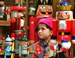 Grimmige Gesellen zum Staunen - das Nussknackermuseum Neuhausen im Erzgebirge gilt mit 3600 verschiedenen Nussknackerfiguren als die größte private Sammlung ihrer Art in Europa. (Foto: dpa)