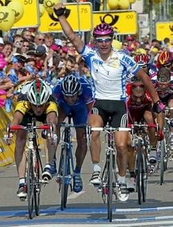 Der deutsche Radprofi Erik Zabel vom Team Telekom jubelt am Dienstag (04.06.2002) in Pforzheim über seinen Sieg auf der zweiten Etappe der Deutschland-Tour über 186,6 Kilometer von Tauberbischofsheim nach Pforzheim. Bis zum Sonntag (09.06.) führt die vierte Auflage der Tour in sieben Etappen über 1.146,3 Kilometer von Wiesbaden nach Stuttgart. dpa/lsw