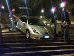 Ein betrunkener Autofahrer ist in Rom die weltberühmteSpanische Treppe fast bis zur Hälfte hinunter gefahren. (Foto: dpa)