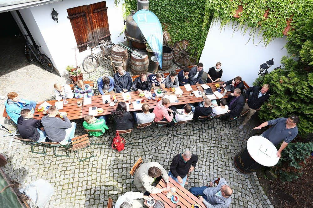 Die Mannschaft des 1. FC beim gemeinsamen Frühschoppen mit den Fans.