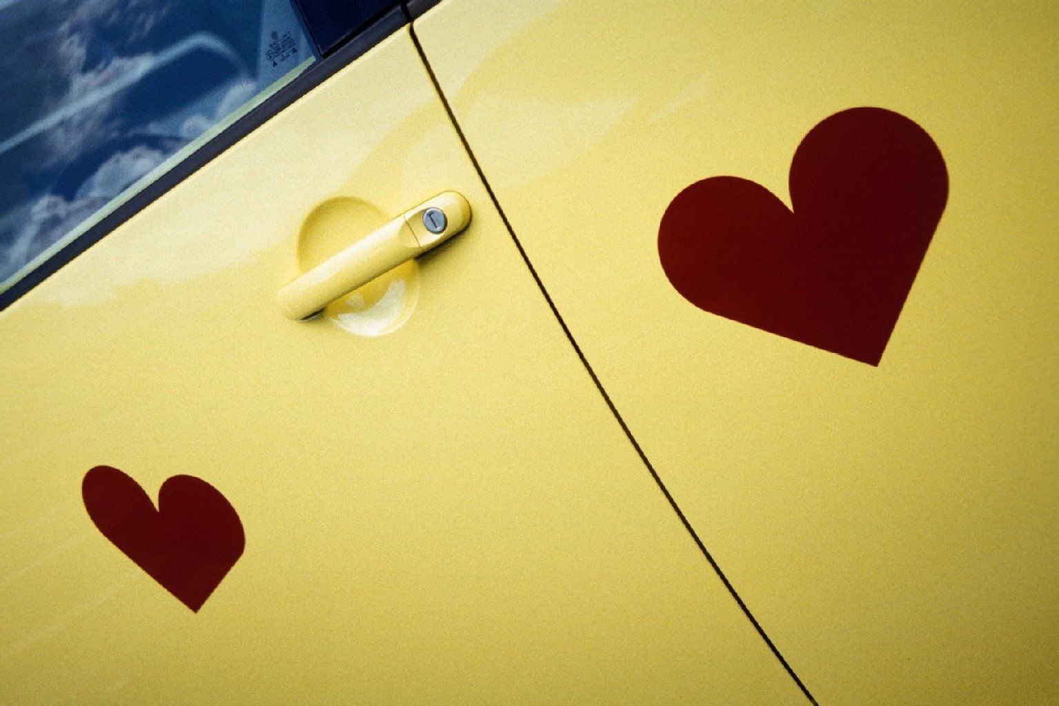 Die Deutschen lieben ihre Autos. 14 Prozent geben ihrem fahrbaren Untersatz einen Kosenamen.