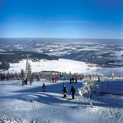 Weiter Blick über das Land - die Pisten am 1214 Meter hohen Fichtelberg im Erzgebirge bieten auch auf Grund der vorhandenen Beschneiungsanlagen meist gute Ski-Bedingungen. (Foto: dpa)