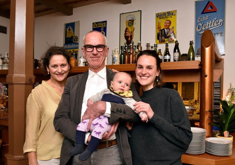 Zusammen im „Brauhaus“: Friedrich Oettler mit seiner Frau Beate (l.), Tochter Mathilda und Enkelin Emelie.