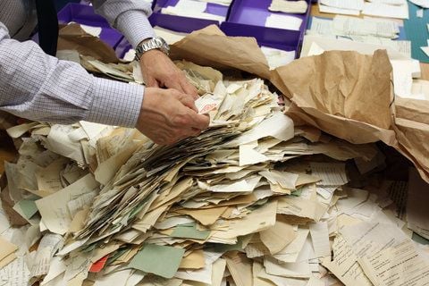Zerrissene Stasi-Akten liegen in Zirndorf (Mittelfranken) bei der Projektgruppe zur Rekonstruktion von Stasi-Unterlagen auf einem Tisch zur Bearbeitung bereit. (FOTO: DPA)
