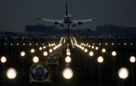 Unbekannten haben einem Laserpointer auf eine Maschine vom Typ Boeing 737 gerichtet. (FOTO: ARCHIV/DPA)