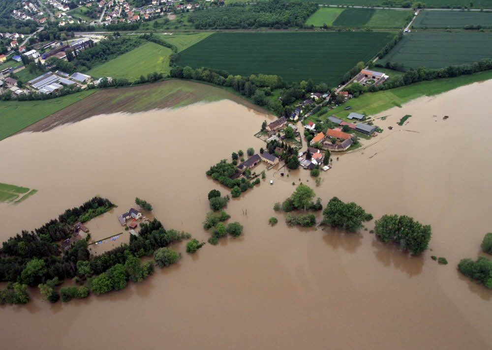 Zu Wochenbeginn: Die Luftaufnahme zeigt das Gehöft von Katrin Zimmermann in Schleckweda, rundum eingeschlossen von der Flut.