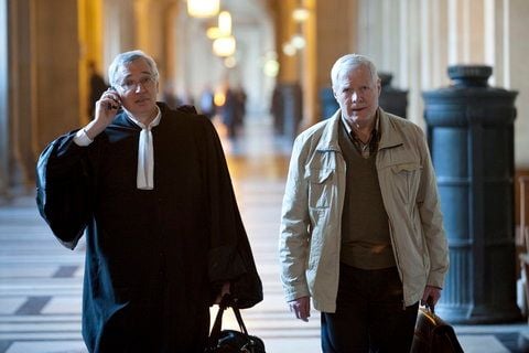 Andre Bamberski (r.), der leibliche Vater der vor fast drei Jahrzehnten getöteten Kalinka Bamberski, am 29.03.2011 mit seinem Anwalt Laurent de Caunes im Gerichtsgebäude in Paris. (FOTO: DPA)