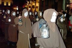 Gruselige Prozession - wenn sich in Montréal zu Halloween die Altstadt mit Sargträgern und maskierten Mönchen füllt, läuft so manchem Zuschauer ein kalter Schauer über den Rücken. (Foto: dpa)