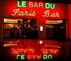 Passanten laufen in Berlin am Ableger der «Paris Bar», «Le Bar du Paris Bar», vorbei (Foto: dpa)