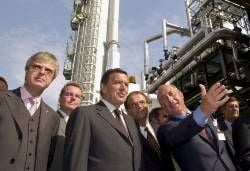 Gerhard Schröder im Industriepark Zeitz (MZ-Archiv)