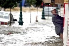 Ein älterer Mann schaut auf einer überschwemmten Straße in Istanbul nach einem Fluchtweg. (Foto: dpa)