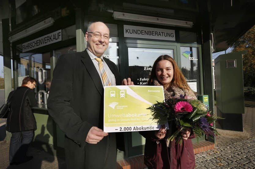 Tinka Rathmann ist die 2 000. Abo-Kundin und wird von DVG-Chef Torsten Ceglarek begrüßt.