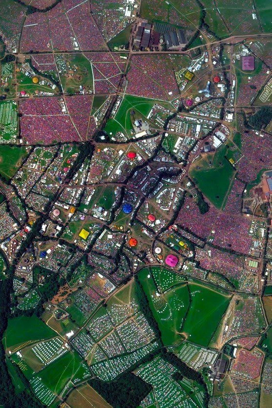 Orgie von oben: Das Glastonbury-Festival, das die Region für kurze Zeit in eine Landschaft aus bunten Zelten und Menschen verwandelt, die wie Ameisen vor den großen Bühnen zusammenlaufen.