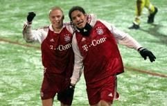 Fußball DFB-Pokal, Achtelfinal, FC Bayern München (Amateure) - Eintracht Braunschweig am Dienstag (09.11.2004) im Grünwalder-Stadion in München. Borut Semler (l) und Paolo Guerrero von den Amateuren des FC Bayern München jubeln über den 1:0 Treffer Guerreros gegen Eintracht Braunschweig. (Foto: dpa)