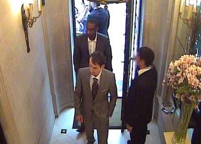 Die Täter hatten ohne Masken und in edlen Anzügen das Schmuckgeschäft im Londoner Stadtviertel Mayfair betreten, dann ihre Waffen gezückt, die Angestellten bedroht und Schmuck im Wert von 40 Millionen Pfund geraubt. (FOTO: DPA)