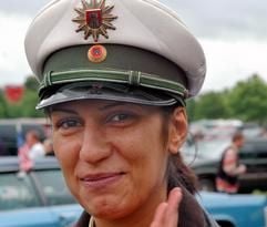 Polizistinnen in Uniform gibt es erst seit Ende der 70er Jahre. Heute arbeiten Frauen sogar in speziellen Einsatzkommandos. (Foto: dpa)