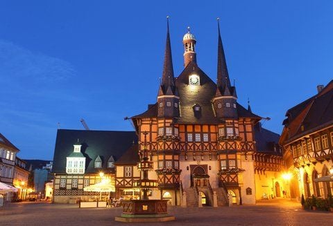 Blick auf das historische Rathaus in der Altstadt der ostdeutschen Harzstadt Wernigerode. ARCHIV (FOTO: DPA)