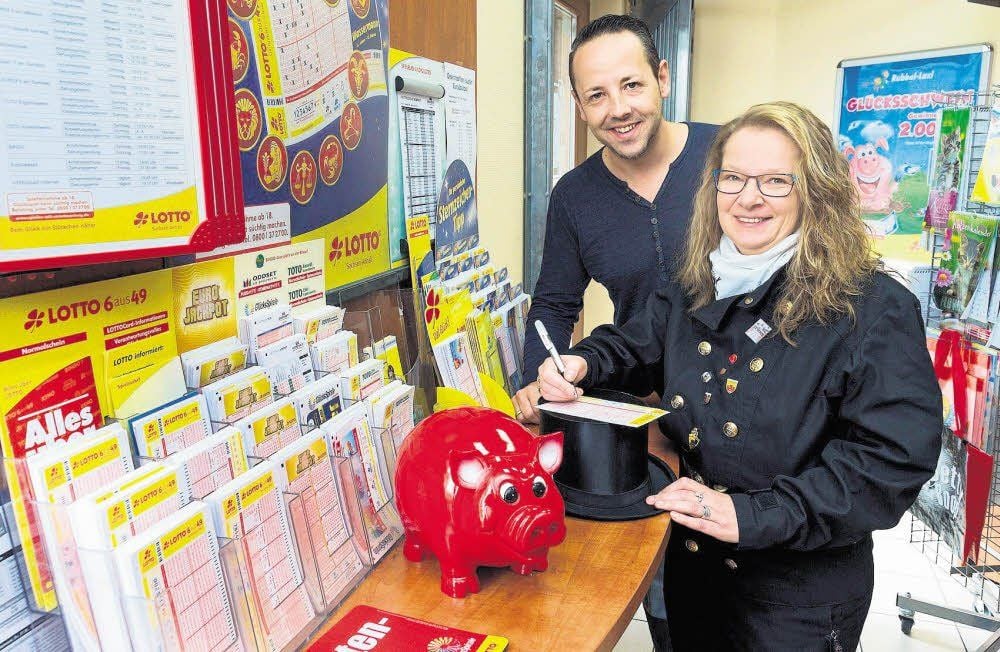 Schornsteinfegerin Yvonne Martin hat in Merseburg selbst einen Tippschein ausgefüllt, assistiert von Nino Brandt. Im Durchschnitt geben Lotto-Spieler in Sachsen-Anhalt übrigens 5,06 Euro pro Tippschein aus. Bislang hatten 91 Personen ein glückliches Händchen beim Ausfüllen des Tippzettels - sie wurden Millionäre.